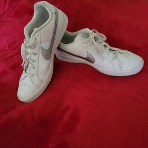 Women's White Nike Tennis Shoes. Sz. 10